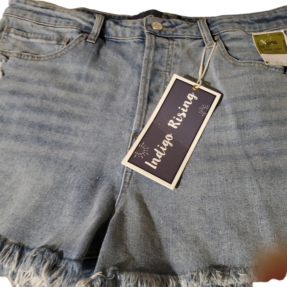 Shorts 17/18 NWT